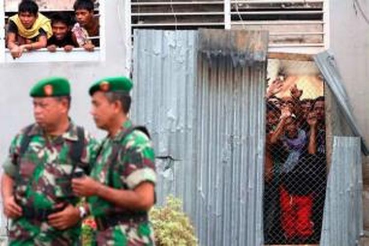Anggota TNI melakukan penjagaan pascakebakaran Lembaga Pemasyarakatan Kelas II A Labuhan Ruku di Kabupaten Batu Bara, Sumut, Senin (19/8/2013). Lapas dibakar saat kerusuhan antara sipir dan narapidana yang mengakibatkan 30 narapidana melarikan diri.
