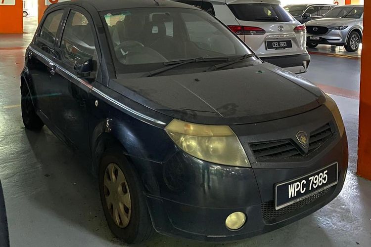 Mobil Proton Savvy yang terbengkalai di Empire Shopping Gallery, Subang Jaya, Malaysia, sejak 2014. Pemiliknya masih misteri dan diduga milik korban pesawat MH370.
