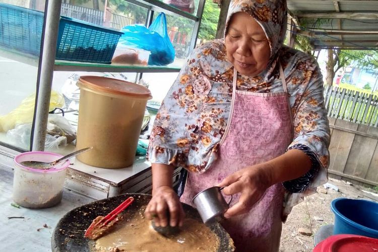 Kak Itam didi Jalan Samudra, Desa Kampung Jawa Lama, Kecamatan Banda Sakti, Kota Lhokseumawe, Kamis (3/10/2019). 