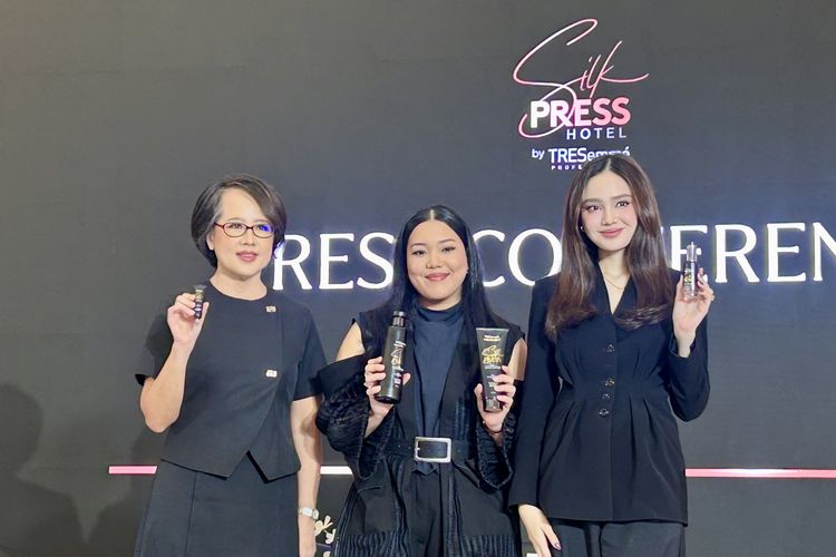 (Kiri ke kanan) Demand Generation Lead for Premium Hair & Innovation Unilever Indonesia, Shakina Dharma, Hair R&D Formulation Lead Unilever Indonesia, Christina Yusuf, dan Syifa Hadju dalam Konferensi Pers Peluncuran TRESemmé Silk Press – The First Heatless Solution di Senayan City Mall, Jakarta Selatan, Kamis (9/4/2026).