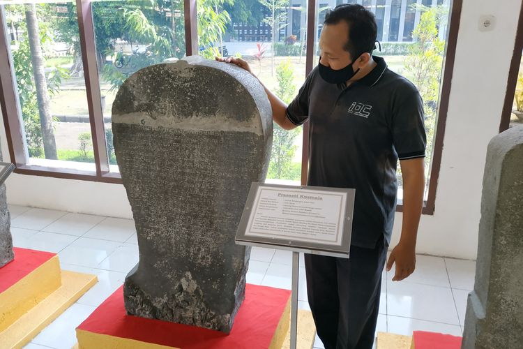 Prasasti Kusmala adalah peninggalan Kerajaan Majapahit di Kediri, Jawa Timur.