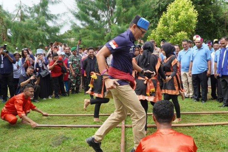 Sandiaga Uno ikut menari tarian sawat dan katreji di Negeri Hila, Kecamatan Leihitu, Kabupaten Maluku Tengah, Maluku, Minggu (11/9/2022). (Tribun Ambon/Adjeng Hatalea)