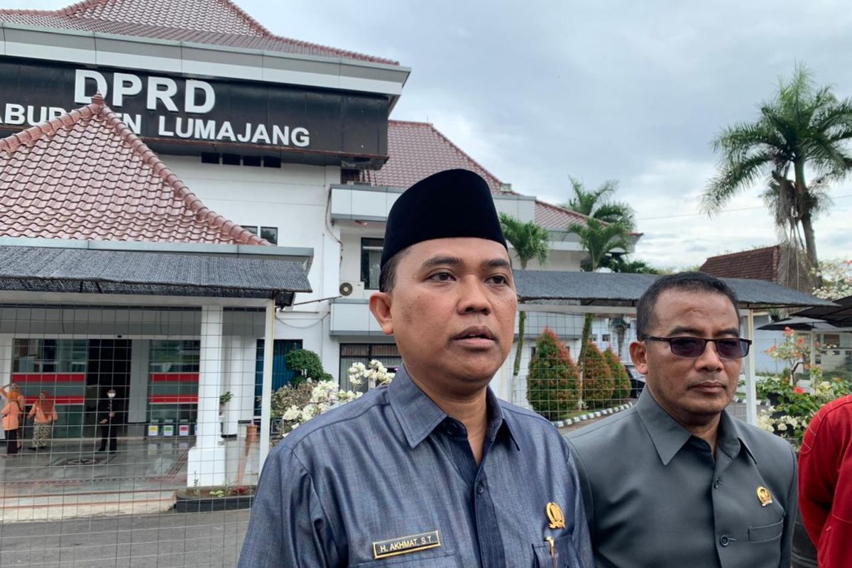 Wakil ketua DPRD Lumajang, Akhmat usai menemui demonstran, Kamis (15/9/2022).