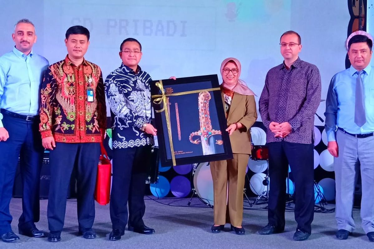 Kadisdik Jabar Dewi Sartika hadir dalam Festival Seni dan Budaya yang digelar Pribadi Bilingual School Bandung mengangkat tema Bersatu Menjadi Pribadi yang Berprestasi (22-23/11/2019) melibatkan lebih dari 460 lebih siswa dari 150 sekolah di Bandung Raya untuk saling berkompetisi sekaligus berkolaborasi dalam beragam lomba.