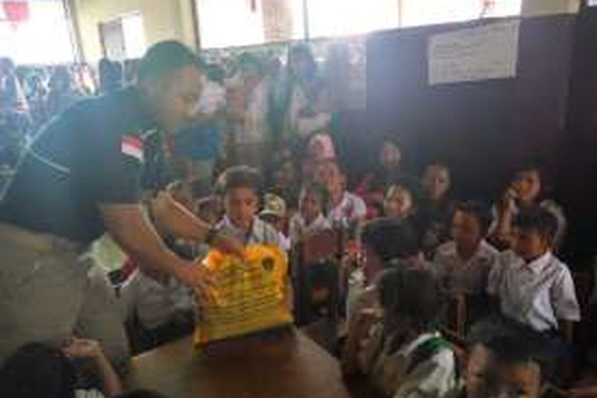 Kasubdit Jatanras AKBP Hendy F Kurniawan saat membagikan bingkisan kepada murid Sekolah Darurat Kartini di Jalan Lodan Raya, Ancol Pada Kamis (25/8/2016).