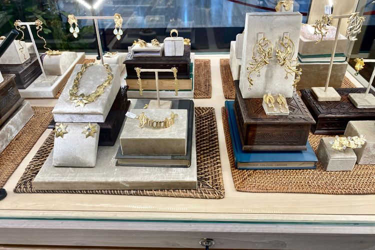 Koleksi Tulola Jewelry, Plaza Indonesia, Jakarta Pusat, Kamis (21/03/2024).