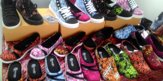Motif Geblek juga ada di produksi sepatu yang muncul di Pameran Batik di Road to JIBB di Wates, Kulon Progo.