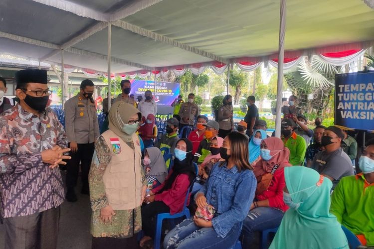 Bupati Jombang Mundjidah Wahab, meninjau pelaksanaan vaksinasi untuk tuna wisma, di Pendopo Kabupaten Jombang, Jawa Timur, Kamis (23/9/2021).