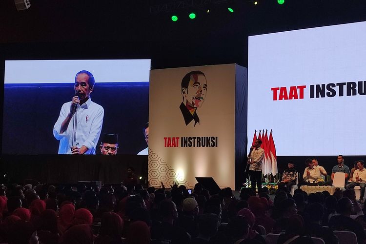 Presiden Joko Widodo berpidato di dalam acara Konsolidasi Nasional Jaringan Relawan Alap-Alap yang diklaim menghadirkan 16.000 orang di Sentul International Convention Center (SICC), Bogor, Jawa Barat, Sabtu (7/10/2023) pagi.