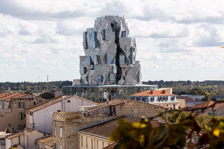 The Tower,  sebuah gedung unik yang dibangun arsitek Frank Gehry. Lokasinya di Arles, Prancis Selatan