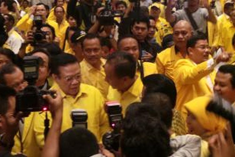 Agus Gumiwang (kanan) memberikan ucapan selamat kepada Agung Laksono yang terpilih menjadi Ketua Umum Partai Golkar versi Munas IX Partai Golkar di Jakarta, Minggu (8/12/2014) dini hari. 