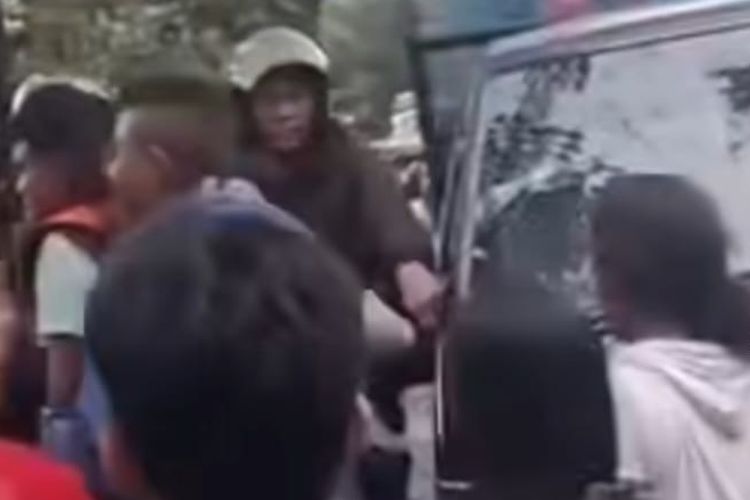 Viral Pak Ogah Lempar Batu ke Mobil Pikap di Tubagus Angke Jakbar, Polisi Selidiki