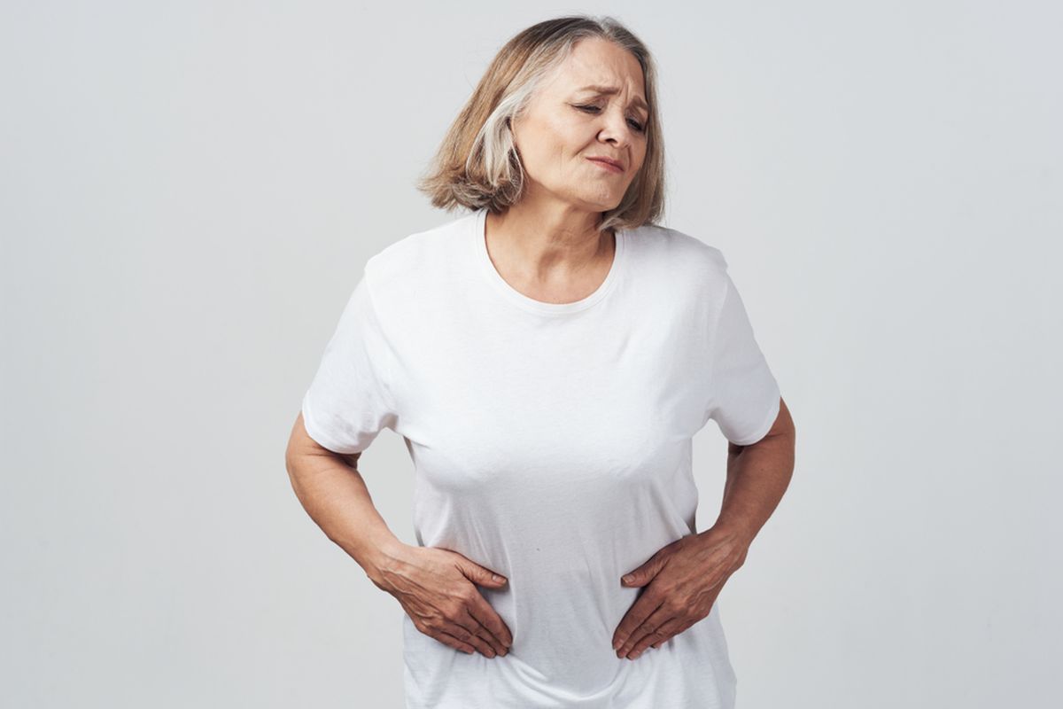 Kenaikan berat badan dan perut buncit pada wanita berusia 40 tahun ke atas tidak hanya dikarenakan pola makan. Ya, pertambahan berat badan rupanya dapat terjadi akibat fluktuasi hormon jelang menopause. 