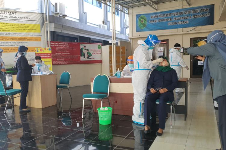 Suasana swab massal yang dilaksanakan di Pengadilan Agama Gresik, Selasa (2/2/2021).