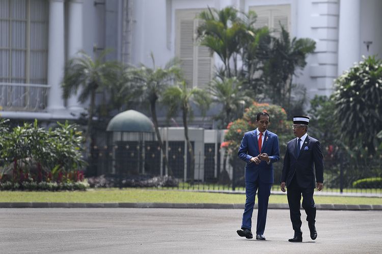 Presiden Joko Widodo (kiri) berbincang dengan Raja Malaysia Sri Paduka Baginda Yang Dipertuan Agong XVI, Sultan Abdullah Riayatauddin Al Mustafa Billah Shah Ibni Almarhum Sultan Haji Ahmad Shah Al-Mustain Billah disela-sela sambutan kenegaraan di Jawa Barat, Selasa (27/8/2019).