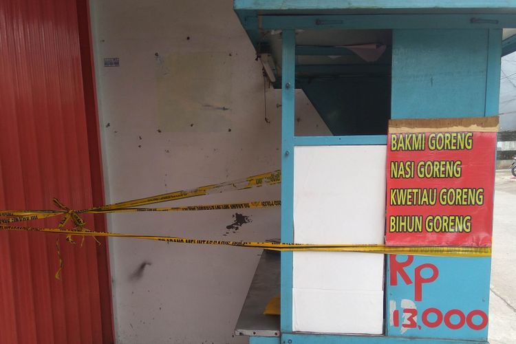 Kedai bakmi milik Rosidi di Cipayung, Jakarta Timur, masih dipasang garis polisi, Senin (26/2/2018).
