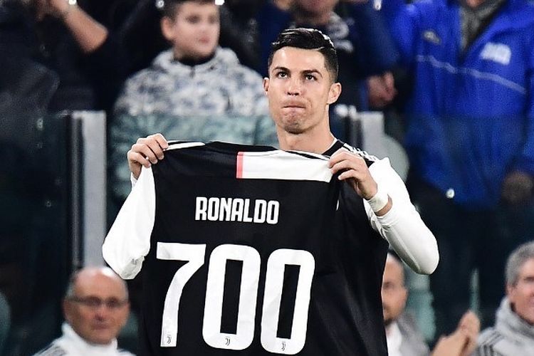 Cristiano Ronaldo memamerkan kostum berhiaskan angka 700 yang merefleksikan jumlah golnya sepanjang karier, jelang laga Juventus vs Bologna dalam lanjutan Liga Italia di Stadion Allianz, 19 Oktober 2019. 