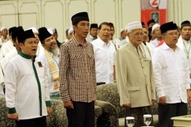 Pasangan capres dan cawapres dari poros PDIP, Jokowi-Jusuf Kalla bersama dengan Ketua Umum DPP PKB, Muhaimin Iskandar (kiri), dan Ketua Dewan Syuro PKB, Azis Mansyur (dua kanan) saat acara Silaturahmi Nasional (Silatnas) Alim Ulama PKB, di Jakarta Selatan, Selasa (3/6/2014). Silatnas yang dihadiri sejumlah alim ulama PKB dan NU se-Indonesia ini digelar untuk memaparkan visi dan misi serta strategi pemenangan pasangan capres dan cawapres, Jokowi-Jusuf Kalla.