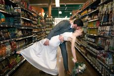 Ingin Ciptakan Momen Berkesan, Pasangan Ini Menikah di Supermarket
