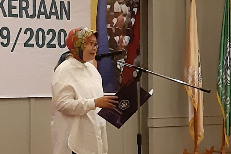 Kepala Pusdiklat SDM Kemnaker Elsie Armaita saat membuka ujian Tes Potensi Akademik (TPA) Penerimaan Mahasiswa Baru (PMB) Politeknik Ketenagakerjaan (Polteknaker) tahun ajaran 2019-2020 di ruang serbaguna kantor Kementerian Ketenagakerjaan, Jakarta, Senin (17/6/2019)