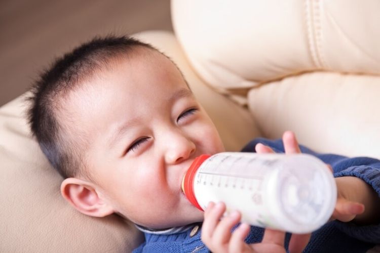 Pemberian susu dengan botol memperbesar risiko gigi berlubang.