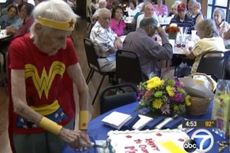 Nenek Ini Rayakan Ulang Tahun Ke-103 Kenakan Kostum 