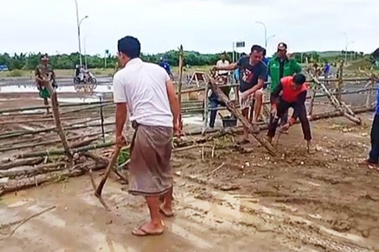 Suasana pemagaran di Dusun Ebangah, Sengkol, Lombok Tengah