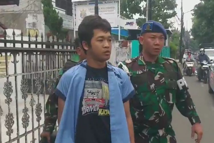 Rianto (25), sopir angkot yang menjadi pelaku penyerempetan empat kendaraan di Kebayoran Lama, Jakarta Selatan, Selasa (16/5/2023). 