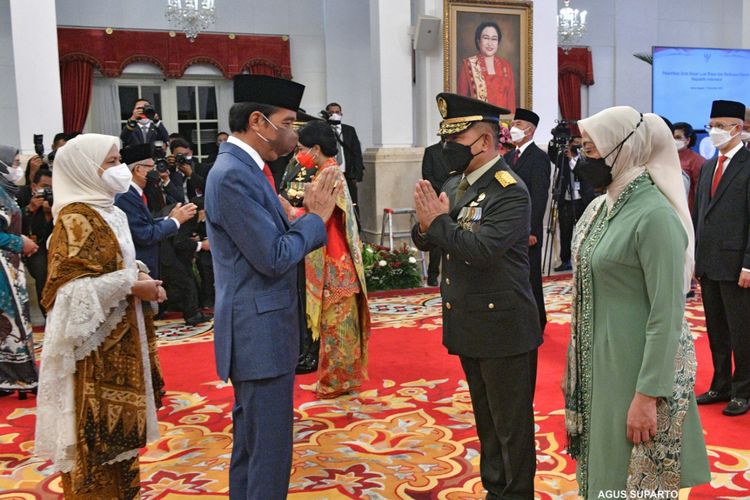 Foto Biro Pers, Media, dan Sekretariat Presiden: Jenderal TNI Dudung Abdurachman resmi dilantik Presiden Joko Widodo sebagai Kepala Staf Angkatan Darat (KSAD), Rabu (17/11/2021).