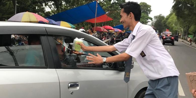 Pelajar Sma Ini Rayakan Kelulusan Dengan Bagikan Takjil Di Jalanan Halaman All Kompas Com