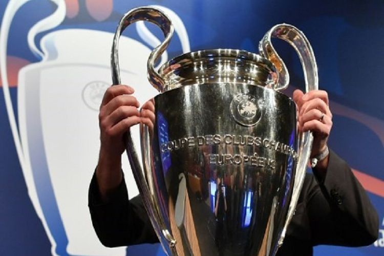 Trofi Liga Champions alias si kuping besar dipamerkan jelang drawing babak 16 besar di markas UEFA, Nyon, Swiss, 17 Desember 2018. 