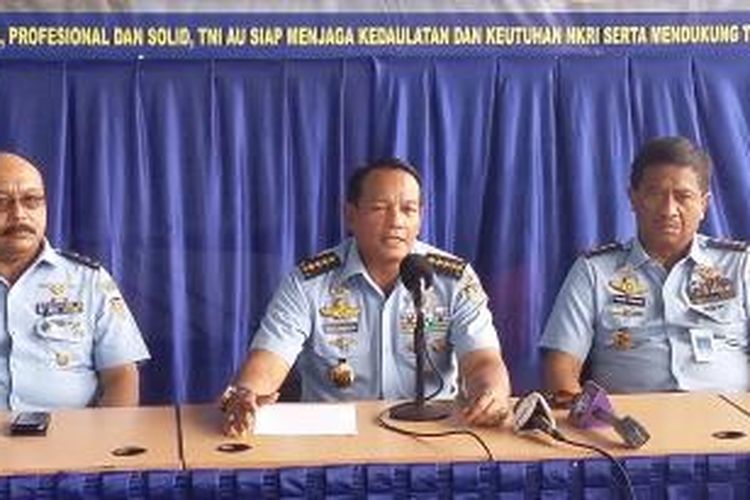 Kepala Staf TNI Angkatan Udara Marsekal Agus Supriatna memimpin konferensi pers di Skadron II Lanud Halim Perdanakusuma, Jakarta, Selasa (7/4/2015).