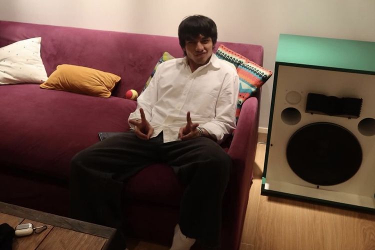 Gaya busana edgy ala aktor Jefri Nichol.