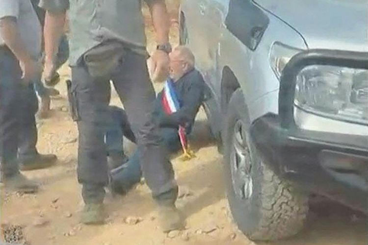 Wali Kota Perancis Duduk Lemas Usai Ditendangi Pemukim Israel di Tepi Barat