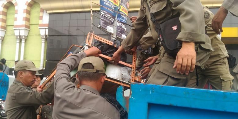 Satpol PP merazia pedagang kaki lima (PKL) Tanah Abang, Jakarta Pusat, Senin (6/6/2016).