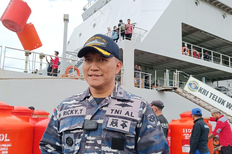 Komandan Kapal Republik Indonesia (KRI) Teluk Weda 526, Letkol Laut (P) Ricky Tacoma sedang memberikan keterangan pers tentang proses loading barang bantuan dari Kementerian Sosial (Kemensos) kepada para wartawan. Adapun KRI Teluk Weda 526  sedang bersandar di Dermaga TNI AL Tawiri, Ambon, Maluku, Senin (22/7/2024)