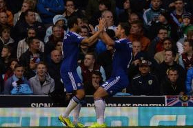 Bek Chelsea, Branislav Ivanovic, merayakan golnya dengan Cesc Fabregas pada pertandingan Premier League, Senin (18/8/2014). 