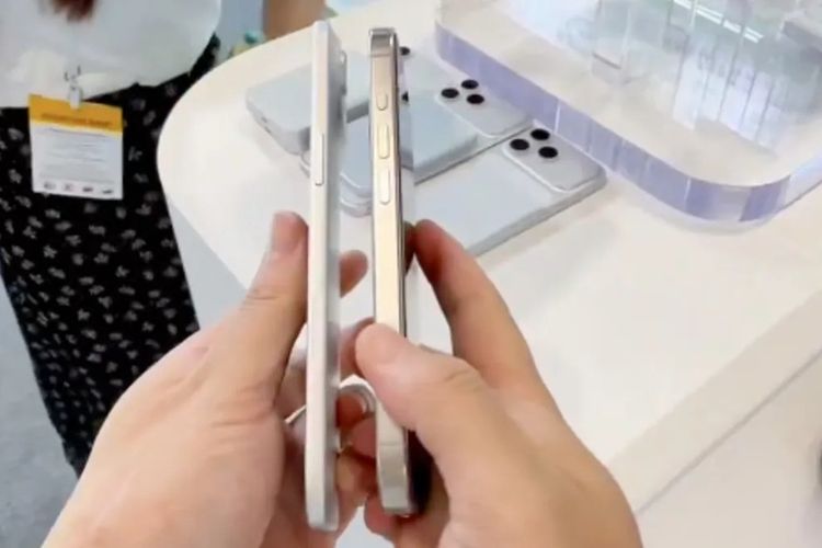 Perangkat dummy iPhone 17 Air (kiri) dibandingkan dengan iPhone 16 Pro (kanan)