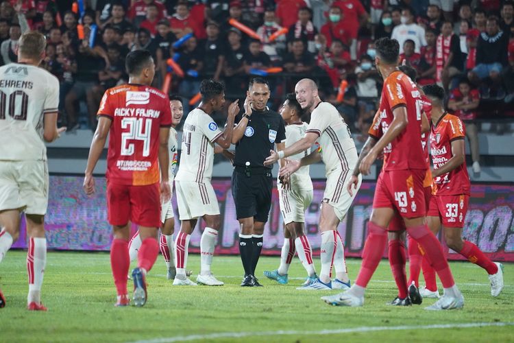 Tensi tinggi muncul dalam laga pekan pertama Liga 1 2022-2023 antara Bali United vs Persija Jakarta di Stadion Kapten I Wayan Dipta, Gianyar, Bali, Sabtu (23/7/2022).                             