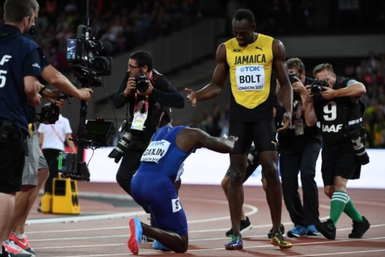 Justin Gatlin (biru) setelah mengalahkan Usain Bolt (kuning) di nomor 100 meter pada kejuaraan dunia atketik di Londin, Sabtu (05/08/2017)