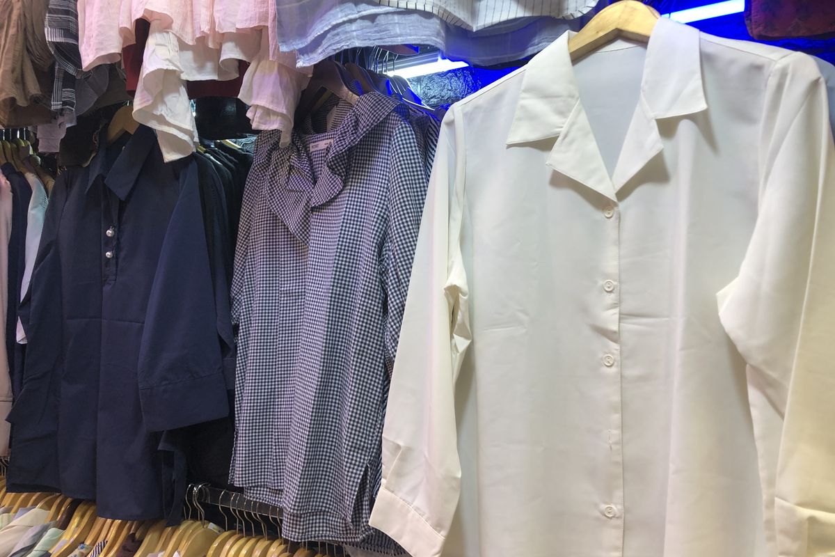Koleksi blouse saat Thrifting di Pasar Senen, Senin (8/1/2024).