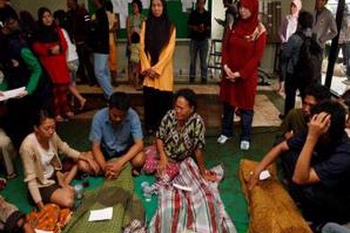 Jenazah korban jebolnya tanggul Situ Gintung dievakuasi di Kampus Ahmad Dahlan, Ciputat, Tangerang, Jumat (27/3).