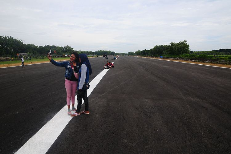 Warga bermain di landasan pacu Bandara Ngloram, Cepu, Blora, Jawa Tengah, Sabtu (11/1/2020). Pemerintah mereaktivasi bandara yang sempat mangkrak selama 34 tahun itu dan saat ini pembangunan tahap pertama yaitu landasan pacu sepanjang 1.2 kilometer sudah selesai.