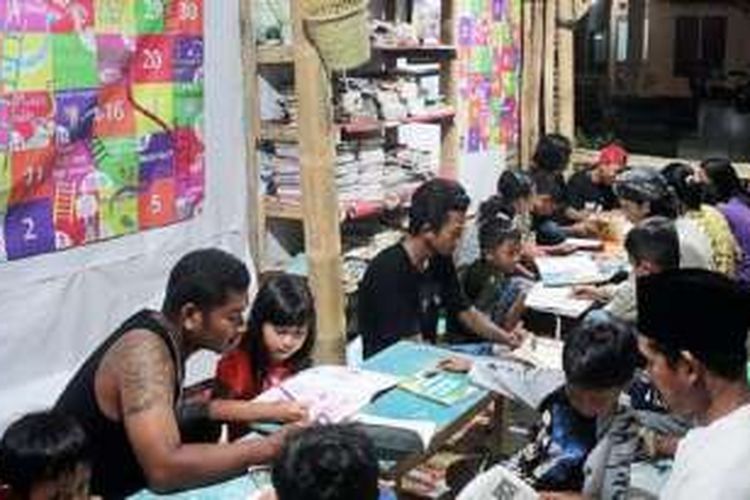 Suasana belajar di Gubuk Baca Gang Tato, Senin (21/11) malam.