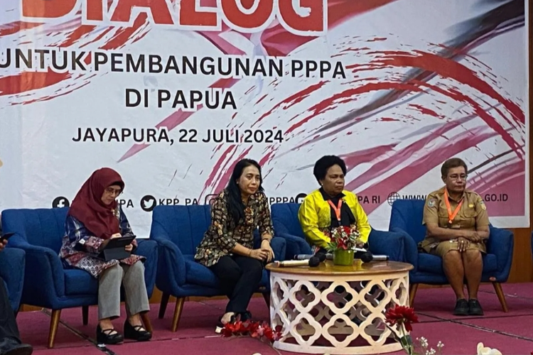 Menteri PPPA Bintang Puspayoga (kedua kiri) dan Ketua MRP Nerlince Wamuar Rollo (ketiga kiri) dalam dialog untuk pembangunan PPPA Papua di Jayapura, Papua, Senin (22/7/2024)