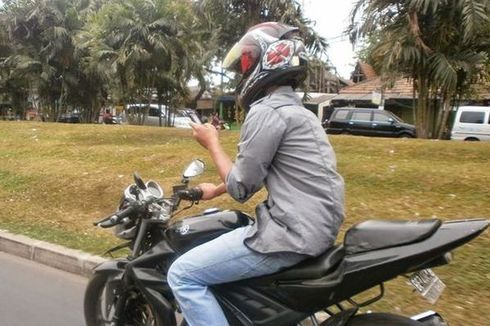 Bahaya, Jangan Mengendarai Motor Pakai Satu Tangan