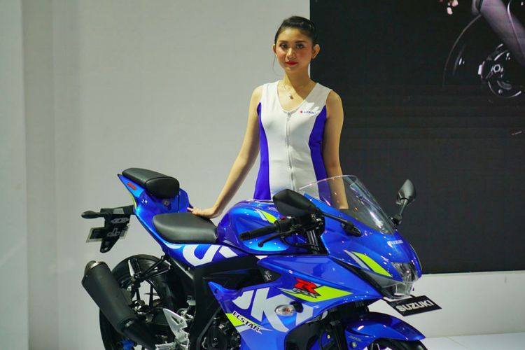 Sales Promotion Girl (SPG) beragam merek roda dua ikut menyemarakkan pameran IMOS 2018