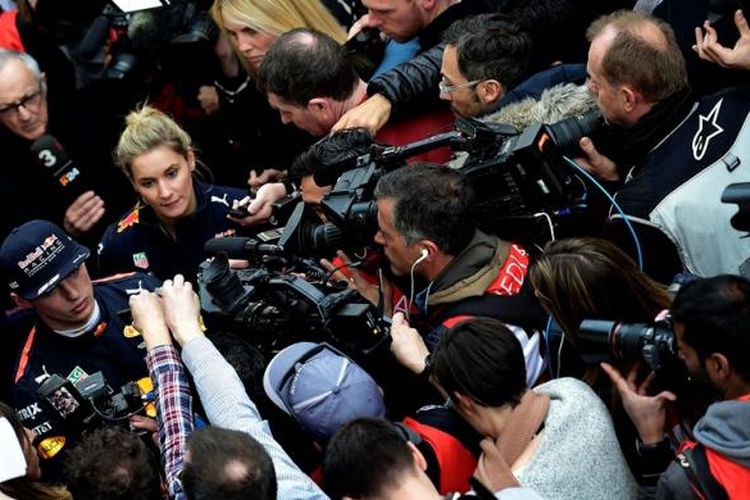 Pebalap Red Bull Racing asal Belanda, Max Verstappen, menjawab pertanyaan para wartawan yang hadir pada hari kedua tes pramusim Formula 1 di Circuit de Barcelona-Catalunya, Selasa (28/2/2017).