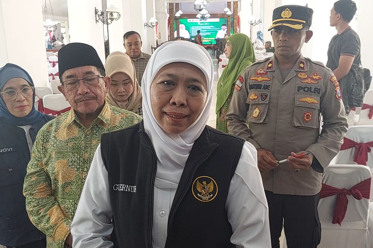 Gubernur Jawa Timur, Khafifah Indar Parawansa saat memberikan keterangan kepada awak media di pendopo keraton Sumenep. 