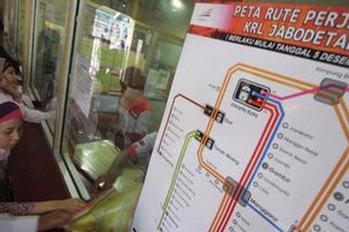 Penguna kereta api mempelajari lembar informasi perubahan jadwal dan jalur jalur melingkar (loop line) yang mulai dibagikan di Stasiun Manggarai, Jakarta, Rabu (30/11/2011). PT Kereta Api (KA) melalui PT KA Commuter Jabodetabek (KCJ) akan melakukan uji coba pola operasi loopline (jalur melingkar) kereta rel listrik (KRL) pada 1-4 Desember 2011. 